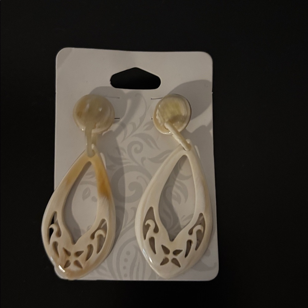 Elegant Cream Teardrop Earrings